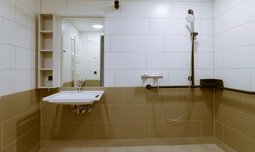 ein Barrierefreies Bad mit Waschbecken, Dusche und Toilette | © Robert Haas, copyright Caritas 